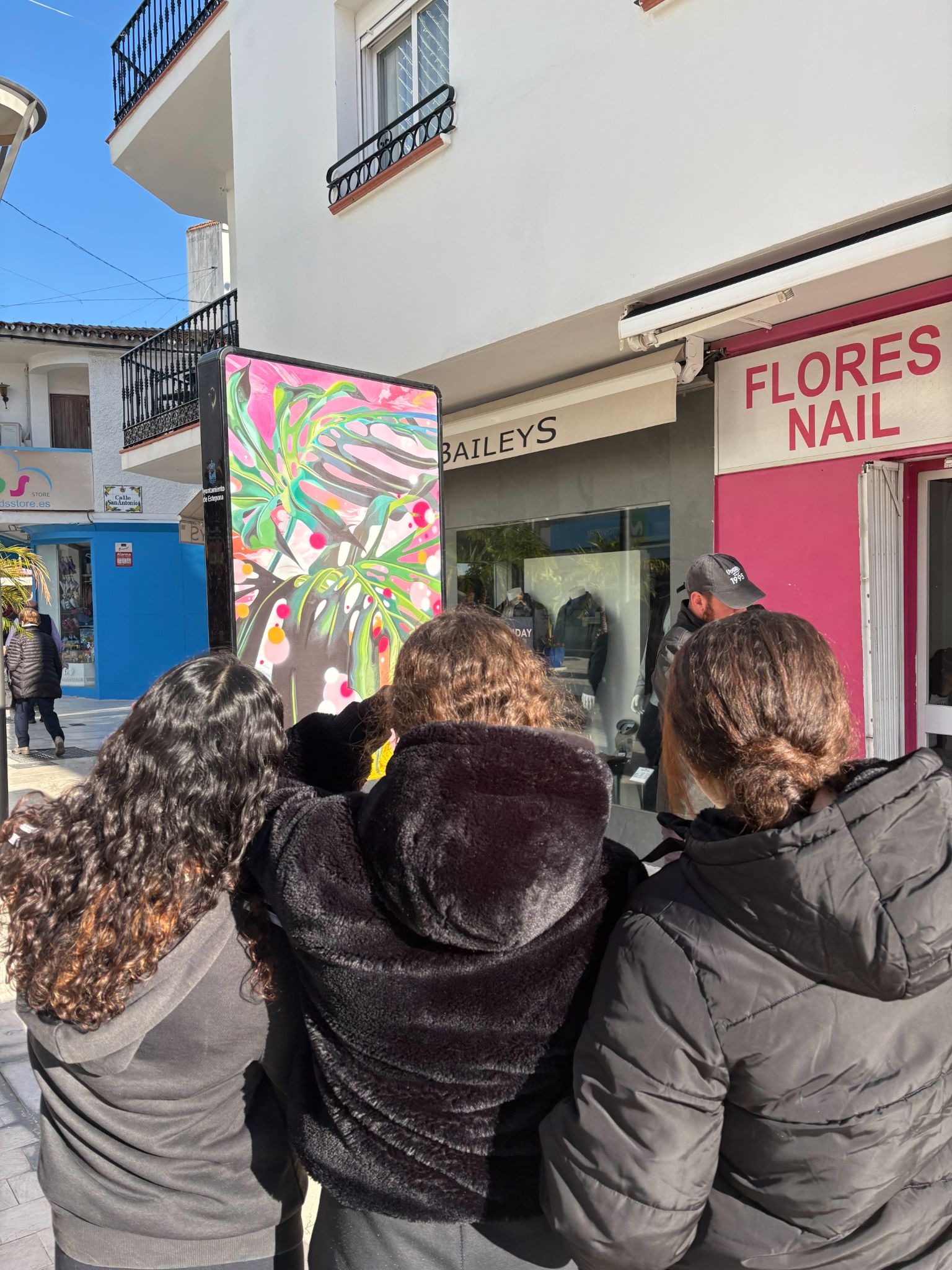 Imagen de la noticia: Visita a la exposición de Manuel León en Estepona